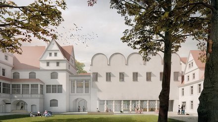 Eine Visualisierung zeigt einen begrünten Innenhof mit historischen Gebäuden und einem ergänzenden Neubau mit heller Fassade und rhythmisch geschwungenem Dachabschluss, Menschen sitzen, gehen und begegnen sich auf Rasenflächen und Wegen, wodurch das Bild die behutsame Weiterentwicklung eines historischen Ensembles als offenen, gemeinschaftlich nutzbaren Ort für Aufenthalt, Begegnung und kulturelle Nutzung vermittelt.