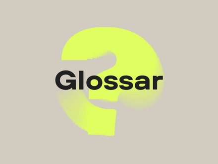 Titelgrafik: Schriftzug „Glossar“ in schwarzer, fetter Schrift vor einem großen, leuchtend gelben Fragezeichen auf beigem Hintergrund.