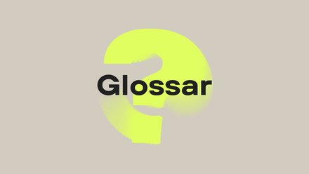 Titelgrafik: Schriftzug „Glossar“ in schwarzer, fetter Schrift vor einem großen, leuchtend gelben Fragezeichen auf beigem Hintergrund.
