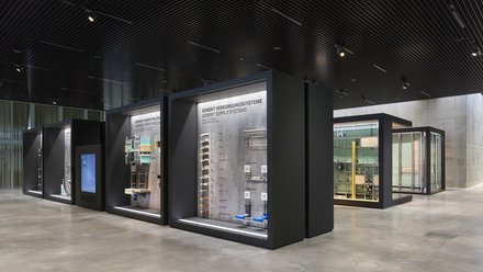 Foto der Geberit Campus Ausstellung, es sind verschiedene Showrooms zu sehen.