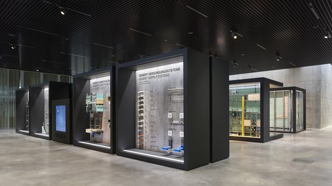 Foto der Geberit Campus Ausstellung, es sind verschiedene Showrooms zu sehen.