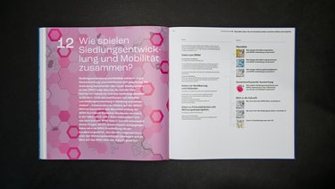 Kapitelstart mit grafischem Hintergrund und Inhaltsübersicht im Atlas.