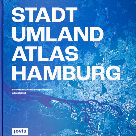 Der „Stadt Umland Atlas Hamburg“ liegt auf ausgebreiteten Karten.