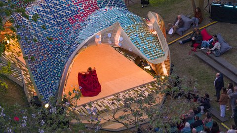 Foto von der Installation „DRAC“ im Garten des Instituto Cervantes Frankfurt aus Drohensicht