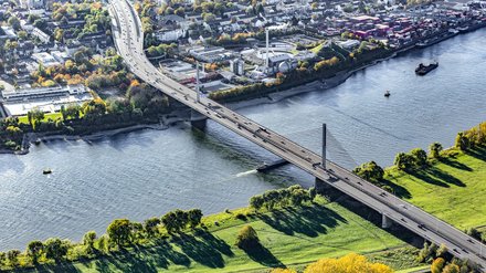 Luftaufnahme der Friedrich-Ebert-Brücke in Bonn