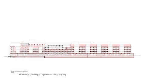 Architektonischer Längsschnitt des Gebäudes  Eine technische Zeichnung auf weißem Hintergrund. Der Längsschnitt zeigt ein großes Gebäude mit mehreren Ebenen, Stützen, Decken und unterschiedlichen Raumhöhen. Bestimmte Bauteile sind rot hervorgehoben. Unten steht eine Beschriftung mit Projektname, Ort (Nürnberg) und Maßstab. Die Zeichnung erklärt die räumliche Organisation des Gebäudes im Schnitt. Die roten Markierungen kennzeichnen Eingriffe oder neue Nutzungen im Bestand.