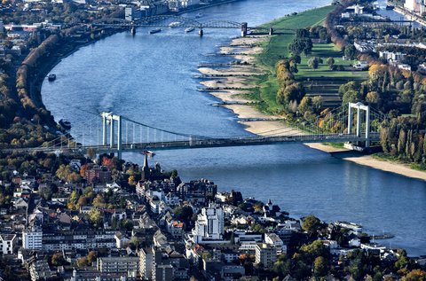 Luftaufnahme der Rodenkirchener Brücke in Bonn