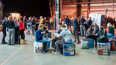 Netzwerken: Teilnehmende im Gespräch und Austausch in lockerer Atmosphäre.