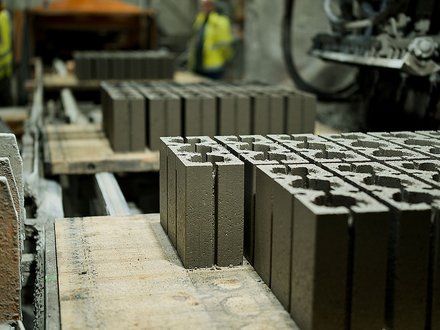 Geopolymerbeton-System in der Produktion umgeben von Maschinen