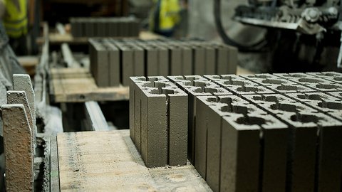 Geopolymerbeton-System in der Produktion umgeben von Maschinen