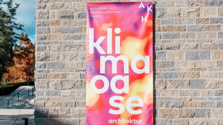 Banner mit der Aufschrift „klima oase architektur“ am Gebäude, Hessischer Architektentag 2025.