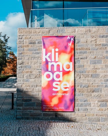 Banner mit der Aufschrift „klima oase architektur“ am Gebäude, Hessischer Architektentag 2025.