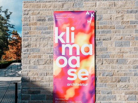 Banner mit der Aufschrift „klima oase architektur“ am Gebäude, Hessischer Architektentag 2025.