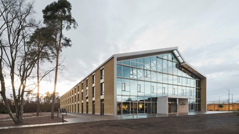 Außenansicht einer langen Halle mit Glasfront