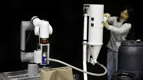 Roboterarm fertigt ein Bauteil im 3D-Druckverfahren.