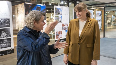 Zwei Frauen im Gespräch