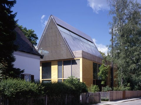 Das Dreiwohnhaus fügt sich mit seinen verschiedenen Elementen in die Umgebung ein