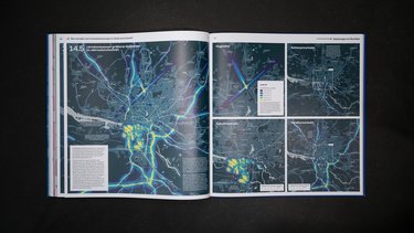 Aufgeschlagene Buchseite mit Karten zu Lärmbelastung durch Verkehr und Industrie.
