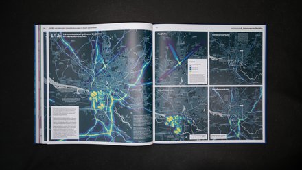Aufgeschlagene Buchseite mit Karten zu Lärmbelastung durch Verkehr und Industrie.
