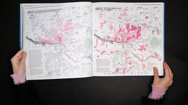 Aufgeschlagene Buchseite mit Karten zur Verteilung von Mieten und Preisen.