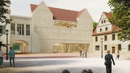 Eine architektonische Visualisierung zeigt einen zentralen Platz mit einem massiven Neubau aus hellem Mauerwerk, der sich zwischen historische Gebäude mit Satteldächern einfügt, große Öffnungen und Einblicke lassen Nutzung und Aktivität erkennen, während Menschen den Platz durchqueren oder sich versammeln, wodurch das Bild die Schaffung eines neuen öffentlichen Zentrums verdeutlicht, das Bestand und Neubau verbindet und Raum für kulturelle, soziale und gemeinschaftliche Aktivitäten bietet.