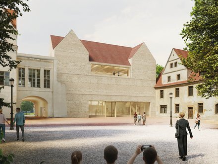 Eine architektonische Visualisierung zeigt einen zentralen Platz mit einem massiven Neubau aus hellem Mauerwerk, der sich zwischen historische Gebäude mit Satteldächern einfügt, große Öffnungen und Einblicke lassen Nutzung und Aktivität erkennen, während Menschen den Platz durchqueren oder sich versammeln, wodurch das Bild die Schaffung eines neuen öffentlichen Zentrums verdeutlicht, das Bestand und Neubau verbindet und Raum für kulturelle, soziale und gemeinschaftliche Aktivitäten bietet.