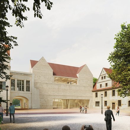 Eine architektonische Visualisierung zeigt einen zentralen Platz mit einem massiven Neubau aus hellem Mauerwerk, der sich zwischen historische Gebäude mit Satteldächern einfügt, große Öffnungen und Einblicke lassen Nutzung und Aktivität erkennen, während Menschen den Platz durchqueren oder sich versammeln, wodurch das Bild die Schaffung eines neuen öffentlichen Zentrums verdeutlicht, das Bestand und Neubau verbindet und Raum für kulturelle, soziale und gemeinschaftliche Aktivitäten bietet.