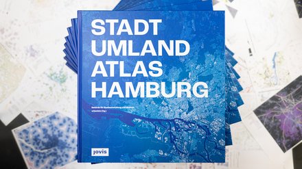 Mehrere Exemplare des „Stadt Umland Atlas Hamburg“ liegen fächerförmig ausgebreitet.