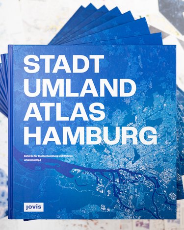 Mehrere Exemplare des „Stadt Umland Atlas Hamburg“ liegen fächerförmig ausgebreitet.