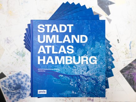 Mehrere Exemplare des „Stadt Umland Atlas Hamburg“ liegen fächerförmig ausgebreitet.