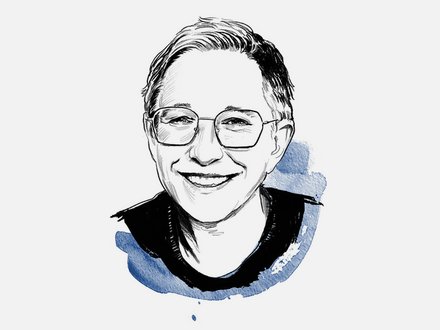 Schwarz-Weiß-Porträtillustration einer lächelnden Frau mit kurzem, hellem Haar und Brille, die den Betrachter direkt ansieht. Sie trägt ein dunkles Oberteil. Ein blauer Aquarellfarbfleck umgibt den Hals- und Schulterbereich vor einem neutralen, hellen Hintergrund.