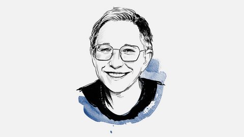 Schwarz-Weiß-Porträtillustration einer lächelnden Frau mit kurzem, hellem Haar und Brille, die den Betrachter direkt ansieht. Sie trägt ein dunkles Oberteil. Ein blauer Aquarellfarbfleck umgibt den Hals- und Schulterbereich vor einem neutralen, hellen Hintergrund.