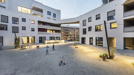 Innenhof einer modernen Wohnanlage