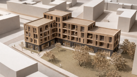 Foto eines Architekturmodells: L‑förmiges Holzgebäude mit verglastem Erdgeschoss und grünem Hof.