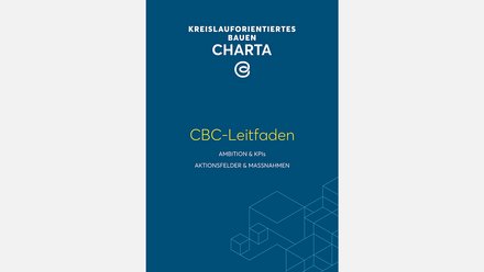 Das Bild zeigt ein dunkelblaues Titelblatt mit der Überschrift „Kreislauforientiertes Bauen – Charta“ und dem Zusatz „CBC-Leitfaden“. Im unteren Bereich sind feine, linienhafte geometrische Formen zu sehen, die an Baukörper oder modulare Strukturen erinnern. Die Gestaltung wirkt formal und institutionell. Zweck des Bildes ist es, einen strategischen Leitfaden mit Zielen, Kennzahlen und Maßnahmen für kreislauforientiertes Bauen zu präsentieren.