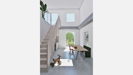 Wohnraum mit Treppe und Gartentür Alt: Doppelgeschossiger Raum mit Holztreppe und integrierter Küchenzeile; großer Esstisch; Gartentür im Gegenlicht; Holz‑Dreirad am Boden.