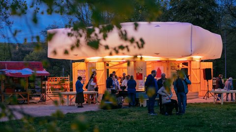 Außenansicht des WDC-Pavillon bei Nacht