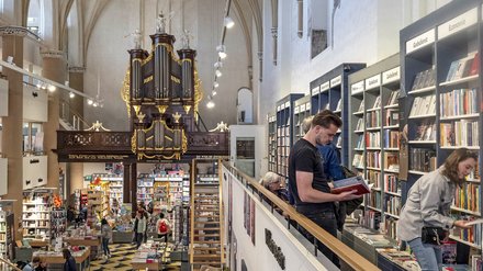 Die EU bemüht sich aktuell, die kreislaufwirtschaftliche Verwendung zu stärken. Seit Januar 2026 gilt die neue Bauproduktenverordnung EU 2024/3110. In Erwägungsgrund 34 wird zu wiederverwendeten Bauprodukten erläutert: „Die Annahme spezieller harmonisierter technischer Spezifikationen für gebrauchte Produkte sollte den Anwendungsbereich der Richtlinie 2008/98/EG [1] des Europäischen Parlaments und des Rates und die Definition von Abfällen gemäß jener Richtlinie unberührt lassen. Produkte, die direkt in einem Bauwerk wiederverwendet werden, sollten jedoch nicht als erneut in Verkehr gebracht gelten und daher keinen Maßnahmen im Rahmen der vorliegenden Verordnung unterliegen.“  Es gibt derzeit eine Vielzahl an Initiativen und Ansatzpunkten, das über Jahrzehnte gewachsene Konvolut an Vorschriften auch für zirkuläre Baustoffe zu öffnen. Die EU hat im Rahmen des europäischen Green Deals 2020 den „Circular economy action plan“ gestartet, in dem in Artikel 3.6 „Construction and buildings“ bewusst die klimaschädlichen Auswirkungen des Bausektors in den Fokus genommen werden. Mit den verschiedenen Komponenten des Green Deals wie der EU-Taxonomie und der EU-Gebäuderichtlinie (EPBD) übt sie direkt und indirekt Einfluss auf die notwendigen Veränderungsprozesse in der Bau- und Immobilienwirtschaft aus.  Auch in Deutschland haben viele Verbände und Kammern, das Deutsche Institut für Normung (DIN) und auch die Gesetzgeber auf Bundes-, Landes- und Kommunalebene Kommissionen und Initiativen gestartet. So hat zum Beispiel die Fachkommission Bautechnik der Bauministerkonferenz eine „Projektgruppe Nachhaltigkeit“ eingesetzt und das Deutsche Institut für Normung (DIN) hat 2023 mit der Deutschen Kommission Elektrotechnik Elektronik Informationstechnik (DKE) dem Verein Deutscher Ingenieure (VDI) die wirtschaftsumfassende „Normungsroadmap Circular Economy“ veröffentlicht, die im Abschnitt 2.7 explizit die Veränderungsbedarfe in der Bauwirtschaft darstellt. Hierbei wird als wichtige Kernaussage auf die Faktoren der Wiederverwendbarkeit, der Recyclingfähigkeit, der Rezyklatanteile von Baustoffen und der Dauerhaftigkeit abgezielt. Zudem definiert sie verschiedene Stufen in der Betrachtung zirkulären Bauens.   Parallel laufen auf Landesebene und in den Kommunen verschiedene Initiativen. Auch die Architektenkammern sind aktiv – so hat die Architektenkammer Berlin 2024 den Leitfaden „A wie Zirkulär – ein Leitfaden zum Planen und Bauen im Kreislauf“ herausgebracht, der berufspolitisch relevante Aspekte mit vielen Projektbeispielen kombiniert und so Hürden abbauen möchte.