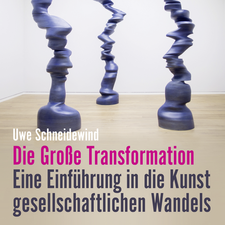 Buchcover mit drei abstrakten, blauen Skulpturen in einem hellen Ausstellungsraum und dem Titel „Die große Transformation“.