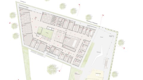 Grundriss eines Gebäudes mit mehreren Räumen, Fluren und Treppenhäusern, umgeben von Bäumen und Außenbereichen