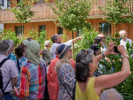 Besucher:innen beim Tag der Architektur, die mit ihrem Handy Fotos machen