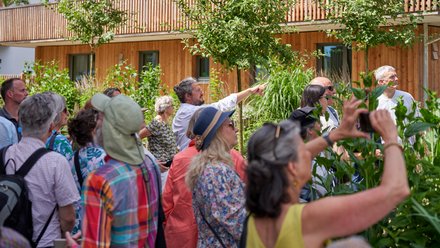 Besucher:innen beim Tag der Architektur, die mit ihrem Handy Fotos machen