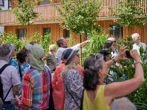 Besucher:innen beim Tag der Architektur, die mit ihrem Handy Fotos machen