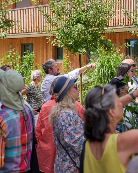 Besucher:innen beim Tag der Architektur, die mit ihrem Handy Fotos machen