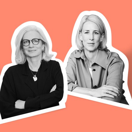 Zwei schwarz‑weiß ausgeschnittene Porträts mit weißem Rand auf korallenrotem Hintergrund: links eine lächelnde Frau mit Brille und hellen, schulterlangen Haaren, Arme verschränkt; rechts eine hellblonde Frau mit kurzem Haar und ruhiger Miene, leicht nach vorn gelehnt mit übergeschlagenen Armen; dezente Schatten verleihen Tiefe.