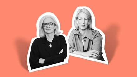 Zwei schwarz‑weiß ausgeschnittene Porträts mit weißem Rand auf korallenrotem Hintergrund: links eine lächelnde Frau mit Brille und hellen, schulterlangen Haaren, Arme verschränkt; rechts eine hellblonde Frau mit kurzem Haar und ruhiger Miene, leicht nach vorn gelehnt mit übergeschlagenen Armen; dezente Schatten verleihen Tiefe.