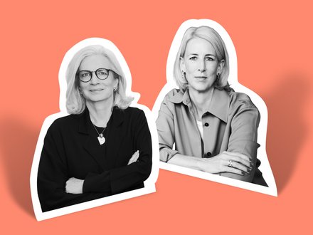 Zwei schwarz‑weiß ausgeschnittene Porträts mit weißem Rand auf korallenrotem Hintergrund: links eine lächelnde Frau mit Brille und hellen, schulterlangen Haaren, Arme verschränkt; rechts eine hellblonde Frau mit kurzem Haar und ruhiger Miene, leicht nach vorn gelehnt mit übergeschlagenen Armen; dezente Schatten verleihen Tiefe.