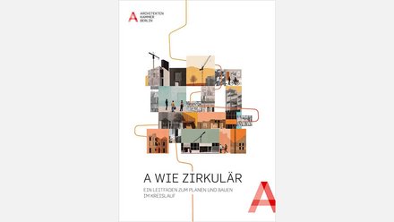 Das Bild zeigt das Titelblatt einer Publikation der Architektenkammer Berlin. In der Mitte ist eine collageartige Darstellung aus verschiedenen Architektur- und Stadtszenen zu sehen: Gebäude, Baustellen, Menschen im öffentlichen Raum und architektonische Details sind übereinander gestapelt. Eine orangefarbene Linie verläuft durch die Collage und verbindet die einzelnen Bildelemente miteinander, was an einen Kreislauf oder Prozess erinnert. Der Titel „A wie zirkulär – Ein Leitfaden zum Planen und Bauen im Kreislauf“ ist im unteren Bereich platziert, ergänzt durch ein großes rotes „A“ als grafisches Element. Zweck des Bildes ist es, den Leitfaden visuell als Einstieg in das Thema zirkuläres Planen und Bauen zu präsentieren und die Vielschichtigkeit des Bauprozesses im Kreislauf zu verdeutlichen.