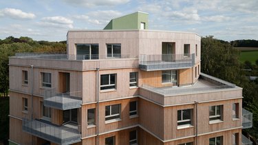 Ein modernes braunes Wohnhaus. 