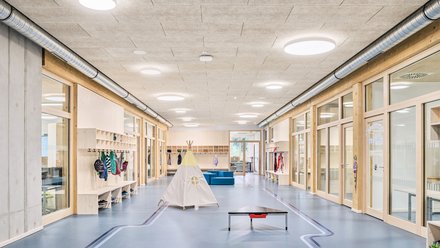 Innenansicht einer modernen Grundschule mit vielen Fenstern
